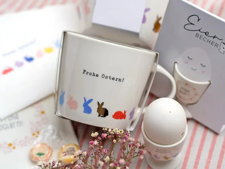 Eine Auswahl verschiedener Tassen, Teller, Eierbecher und Servietten mit Ostermotiven von Grafik Werkstatt. Foto: Johanna Rundel