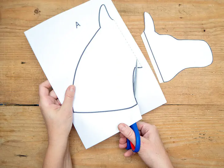 Jemand schneidet mit einer Schere von STAEDTLER einen Pferdekopf aus einem Papier aus. Foto: Johanna Rundel