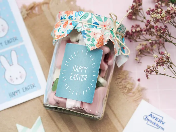 Ein Marmeladenglas gefüllt mit Süßigkeiten. Darauf klebt ein grüner Aufkleber mit einem "Happy Easter"-Schriftzug, der mit Etiketten von Avery Zweckform gestaltet wurde. Foto: Johanna Rundel