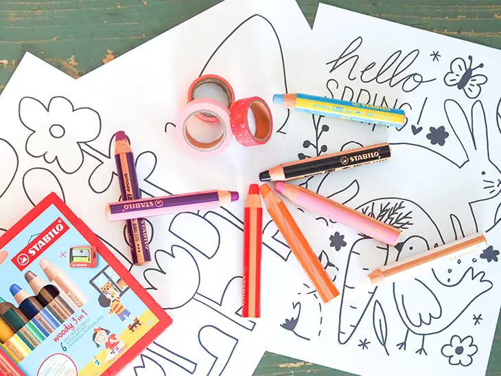 Drei DIN-A-4-Blätter mit Fensterbildervorlagen. Darauf liegt eine Packung und ein paar einzelne Woody 3in1-Stifte von STABILO. Foto: Johanna Rundel