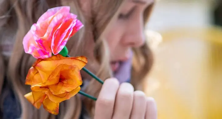Ein blondes Mädchen im Kindergartenalter hält einen, aus Bastelmaterialien von HEYDA und KNORR prandell selbstgebastelten, Strauß Papierblumen in die Kamera. Foto: Johanna Rundel