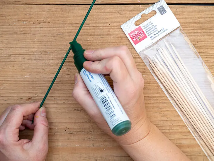 Jemand malt einen Schaschlik-Spieß von KNORR prandell mit einem dicken, grünen Acrylstift an. Foto: Johanna Rundel