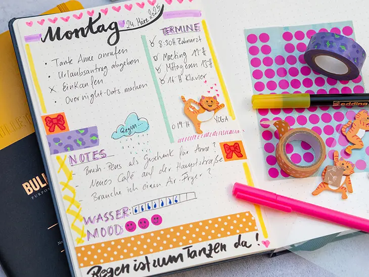 In einem Bullet Journal von LEUCHTTURM1917 ist eine kreativer daily log zu sehen, mit bunten Fraben, Stickern, Letterings und Washitape. Foto: Johanna Rundel
