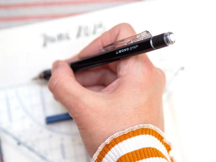 Jemand zeichnet mit einem MONO graph Druckbleistift von Tombow einen monthly log in ein Bullet Journal. Foto: Johanna Rundel