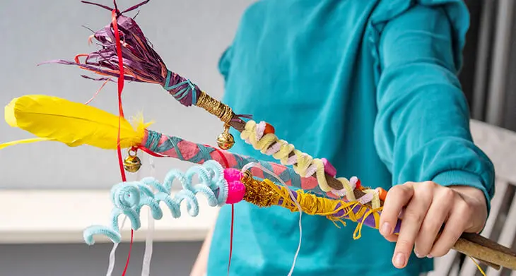 Mehrere Kinder drücken Ihre Handflächen auf verschiedene, mit Materialien von STAEDTLER, bunt gestaltete Bilder als Abschiedsgeschenk für den Kindergarten. Foto: Johanna Rundel