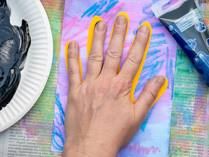Jemand druckt seine mit Fingerfarbe von STAEDTLER bedeckte Handfläche auf einen Karton. Foto: Johanna Rundel