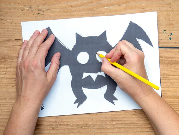 Jemand überträgt eine Vorlage mit Kopierpapier von HEYDA. Foto: Johanna Rundel