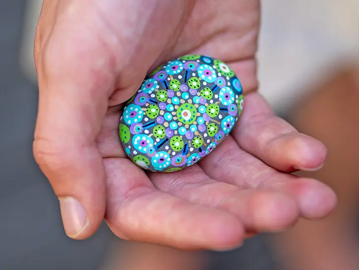 Auf einen Stein wurde mit POSCA-Markern ein Punkte-Mandala gemalt. Foto: Johanna Rundel