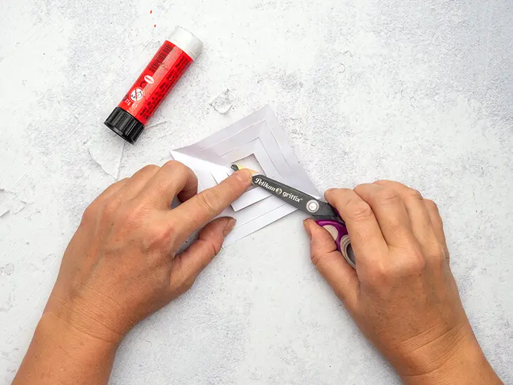 Jemand klebt einen bunten Papierstern zusammen. Foto: Johanna Rundell