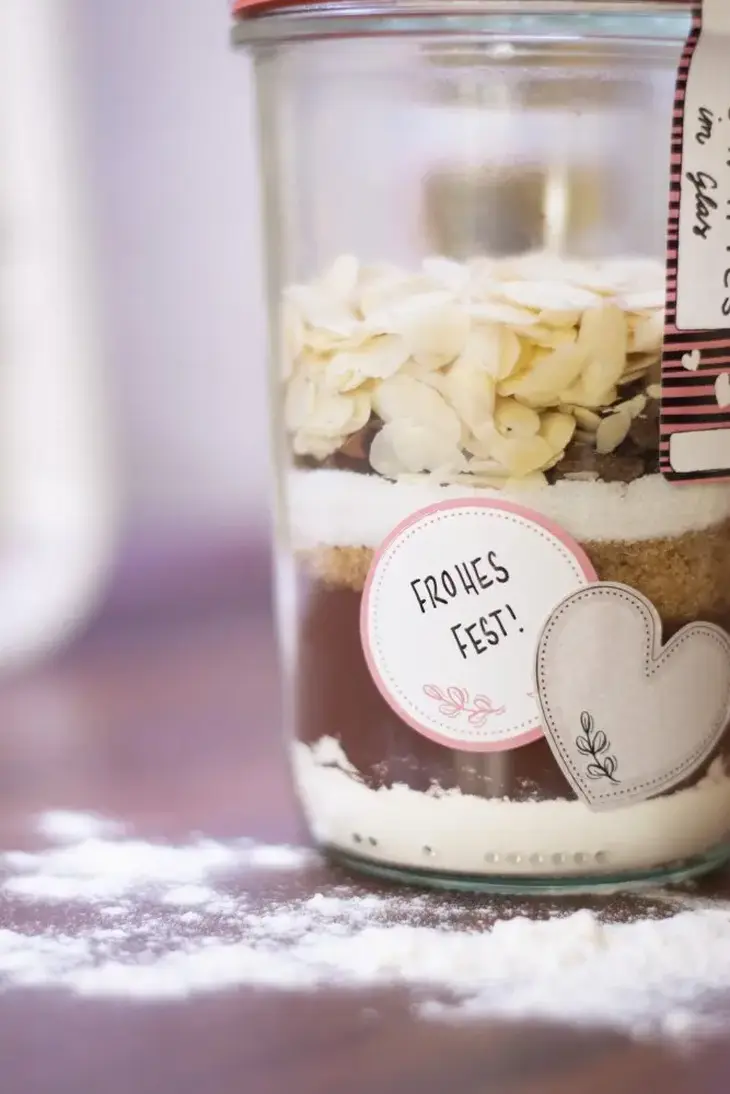 Ein Weckglas, befüllt mit unterschiedlichen Zutaten für eine Do it yourself-Brownie-Mischung