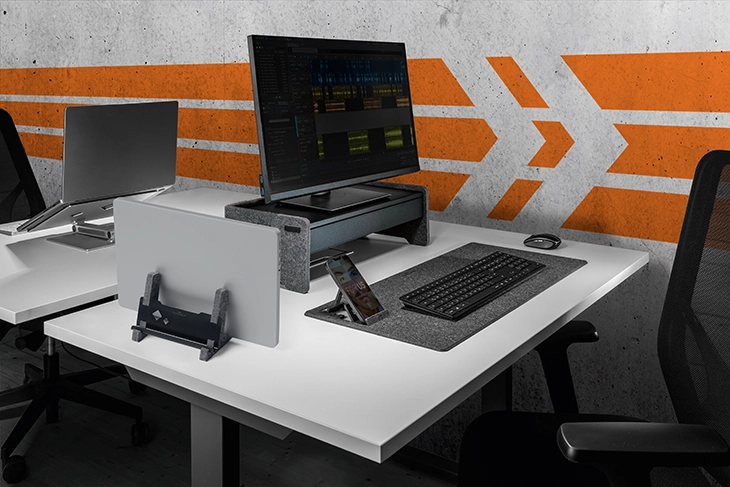 Moderner Arbeitsplatz mit DURABLE EFFECT Produkten aus recyceltem PET-Filz.