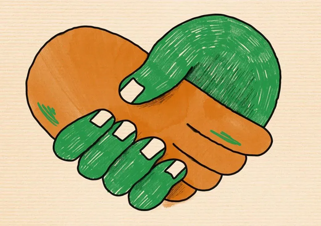 Zwei Händen, die ineinandergreifen, bilden ein Herz.