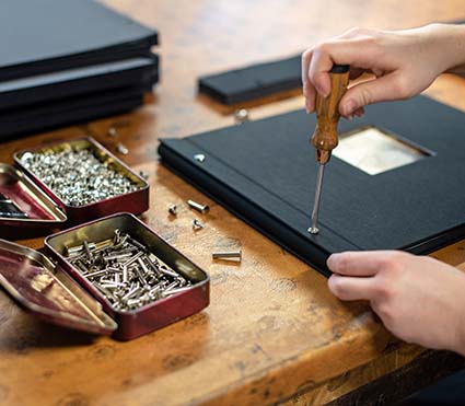 Ein Fotoalbum der Marke Goldbuch wir per Hand zusammengesetzt und verarbeitet