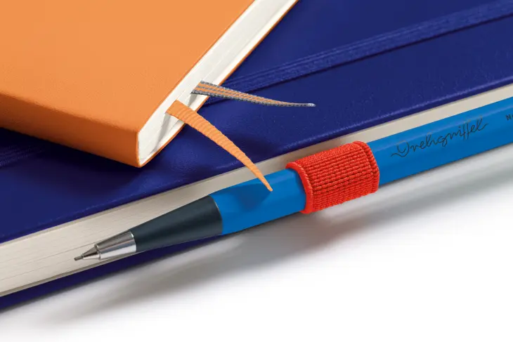 Detailbild zweier Notizbücher und eine Drehgriffels in den neuen Farben 2024 von LEUCHTTURM1917.