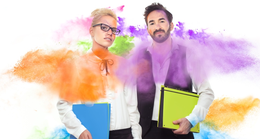Buntes Farbpulver wird auf Mann und Frau geworfen, in der Hand halten sie jeweils eine bunte Ringmappe