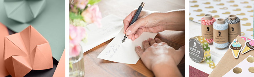 3-geteilte Collage: links ein orange gefaltetes Papier, Mitte: jemnd schreibt mit einem Füller auf eine Karte, rechts Garn und Dekomaterial von Rössler