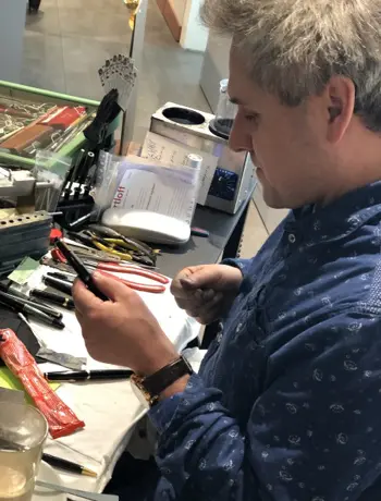 Füllhalter-Doktor Jürgen Kuhse bei der Reparatur eines Füllers.