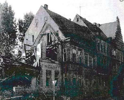 Ein Bild des zerstörten Firmengebäudes Knopfstrasse 35 während des Abrisses.
