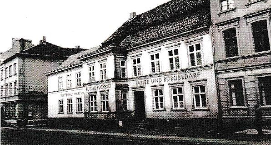Historische Fassade des ersten Standorts von Papierhaus Hartmann um 1911.