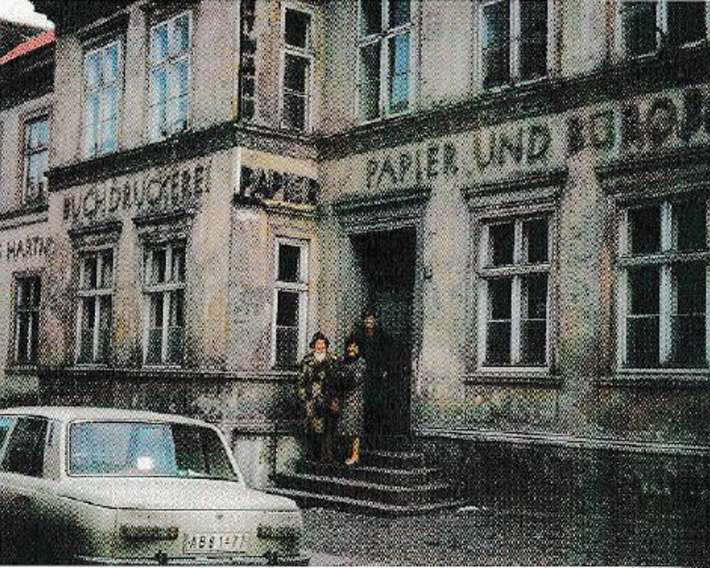 Bild der Fassade des Bürogebäudes der Knopfstraße 35 im Jahr 1974.