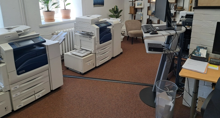 Büroraum mit 2 Digitaldruck-Geräten und PC.