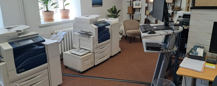 Blick in einen Raum mit 2 Digitaldruck-Geräten und PC