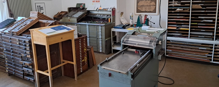Blick in einen Raum, der als Buchdruck Werkstatt für Workshops dient.