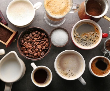 Eine Tasse Kaffee mit Latte-Art.