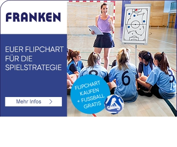 Frau erklärt etwas in Sporthalle.