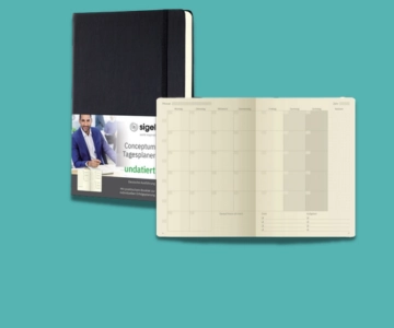 Buchkalender vor türkisem Hintergrund.
