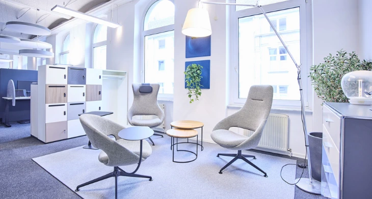 Ein modernes und ergonomisch eingerichtetes Büro.