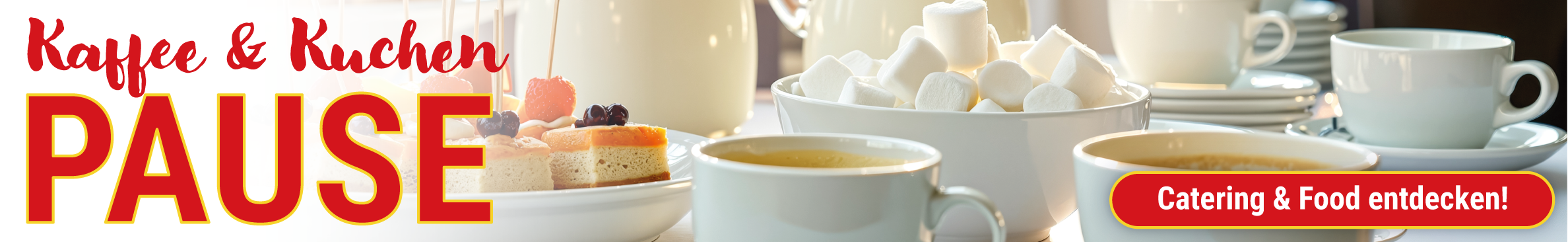 Kaffee & Kuchen stehen auf einem Tisch