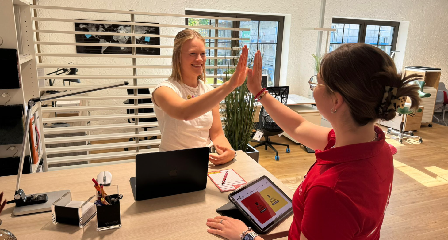 Zwei Frauen klatschen sich mit den Händen ab.