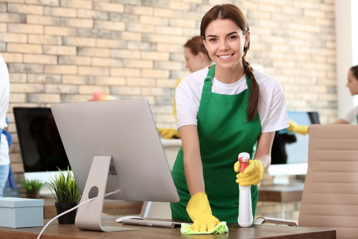 Eine Frau putzt ein Büro.