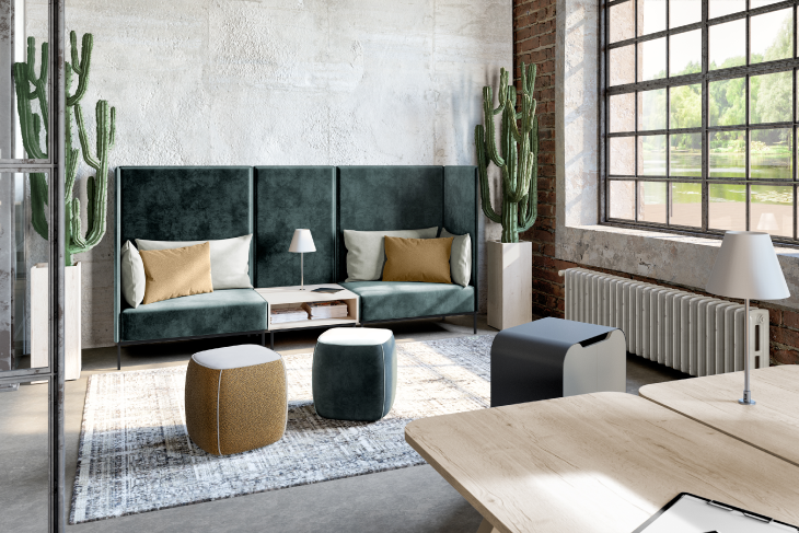 Ein Aufenthaltsraum mit Loungebereich.