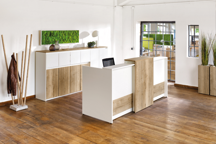 Ein heller moderner Empfangsbereich