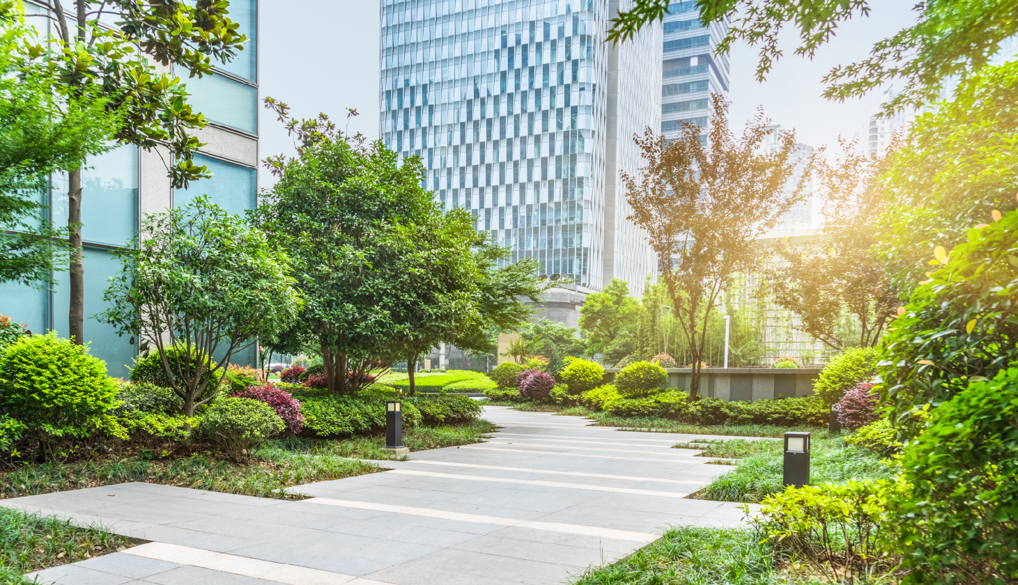 Eine gepflegte Grünanlage, im Hintergrund sind Unternehmensräume zu sehen.