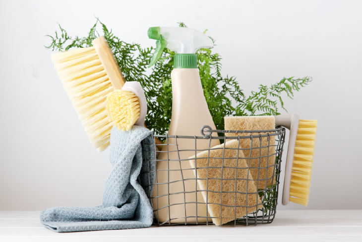 Ökologisches Reinigungszubehör in einem Drahtkorb.