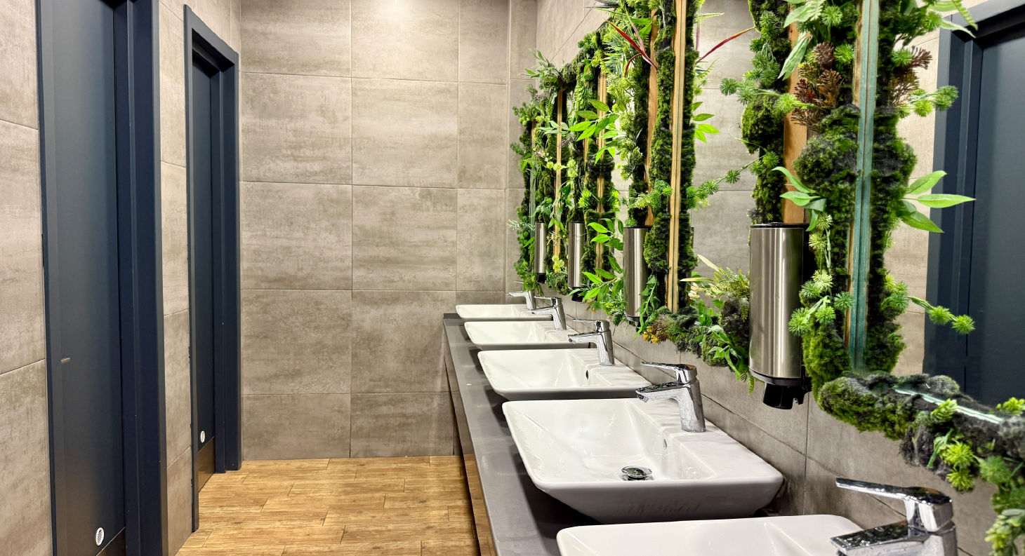 Ein sauberer und einladender Waschraum.