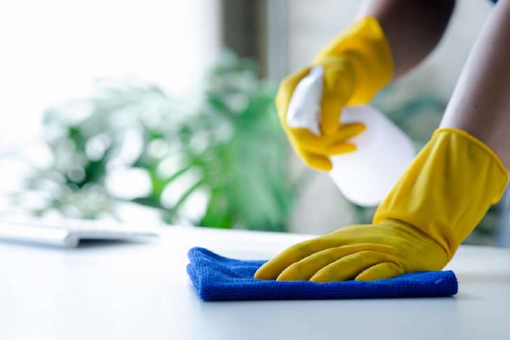 Jemand putzt über eine Oberfläche.