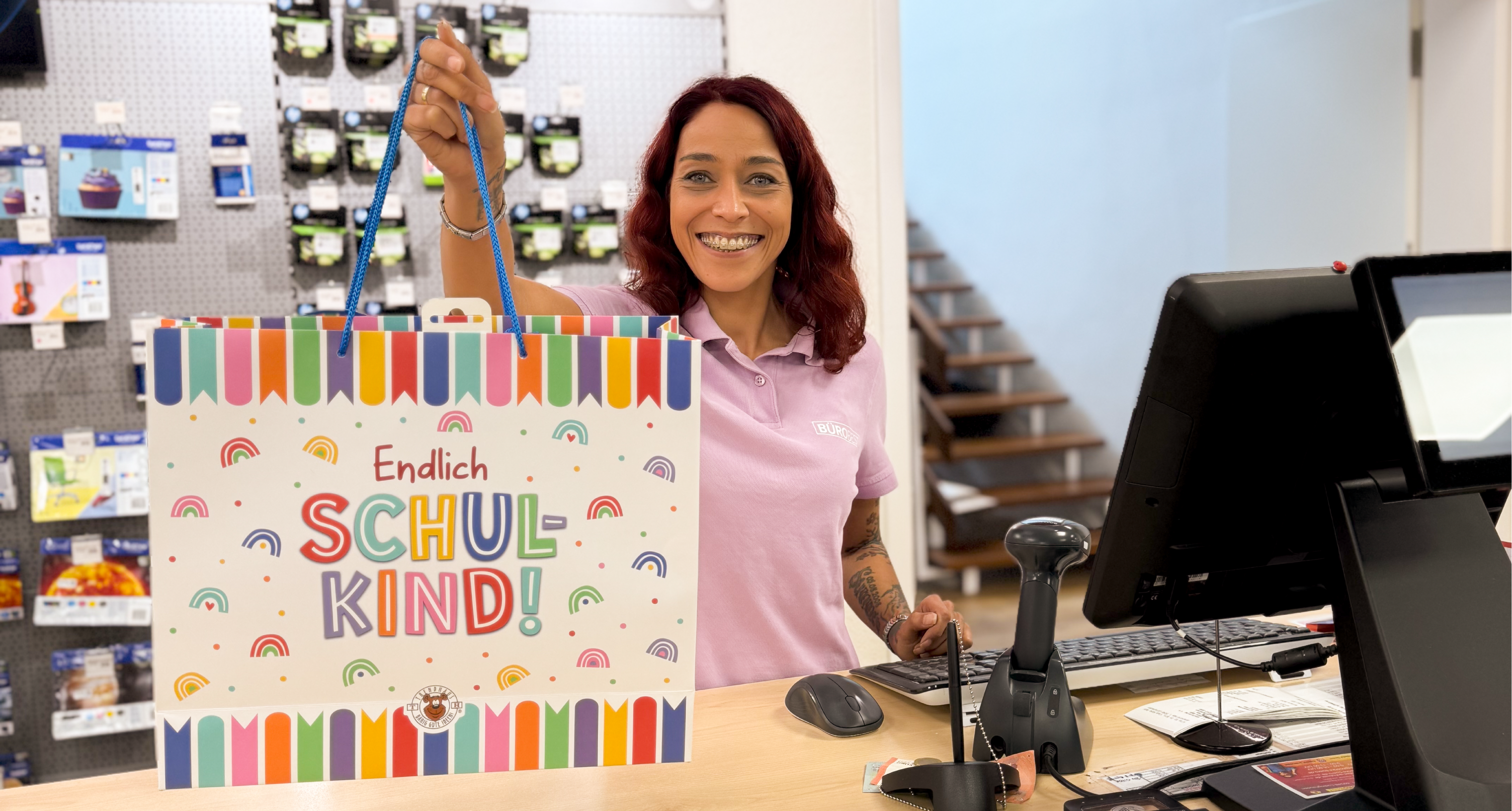 Eine Frau reicht eine Tüte auf der Schulkind steht über den Verkaufstresen