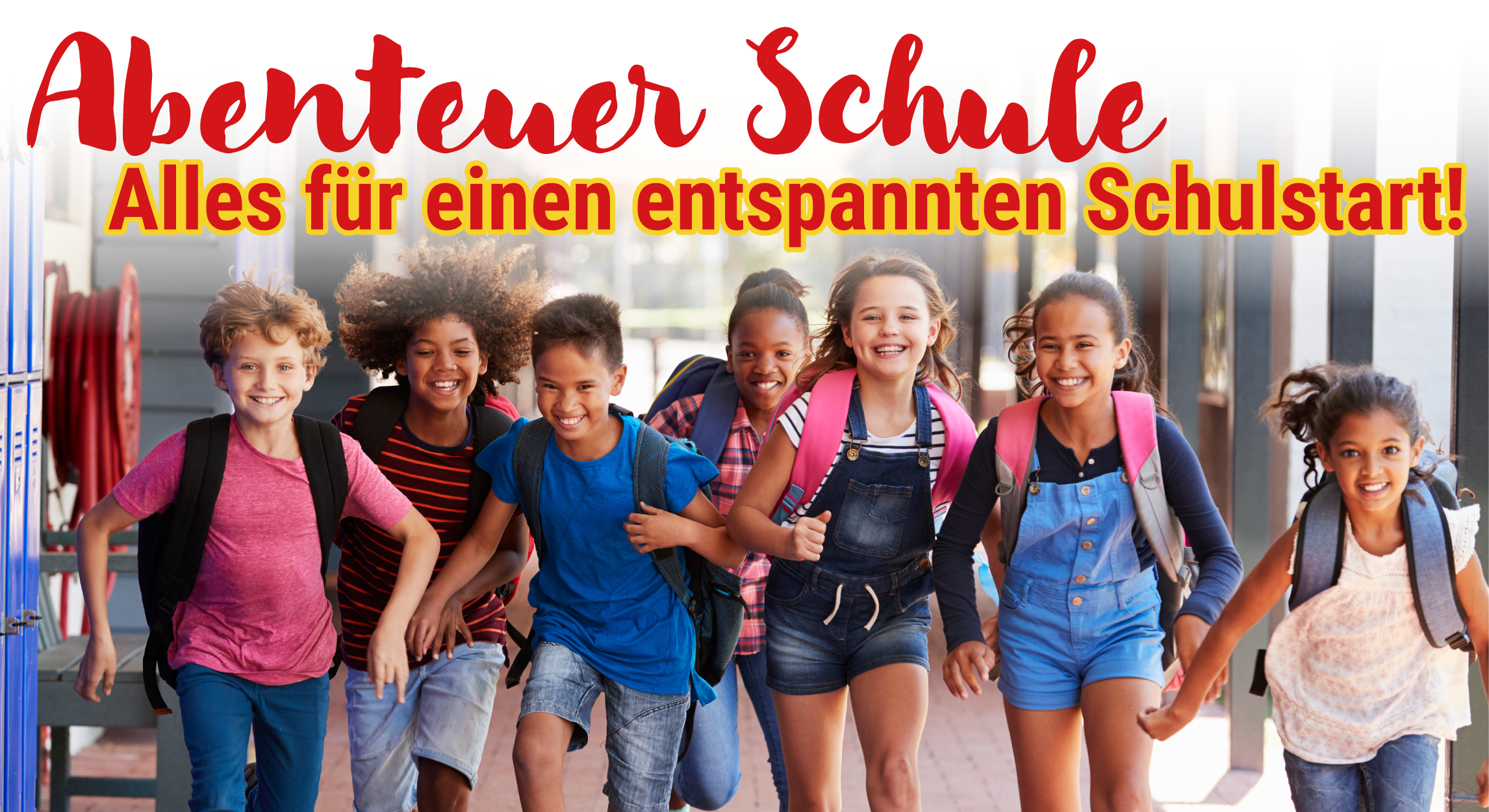 Kinder rennen über den Schulflur mit der Überschrift "Abenteuer Schule. Alles für einen entspannten Schulstart!"