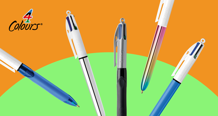 BIC 4 Colours Kugelschreiber in verschiedenen Designs vor einem bunten Hintergrund mit dem 4 Colours Logo.