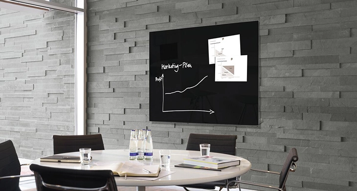 Schwarzes Glasmagnetboard im modernen Besprechungsraum.