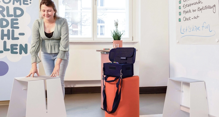 Frau bereitet kreativen Workshop mit mobilen magnetoplan®-Tools vor.