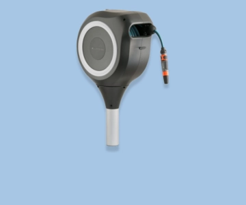 Schlauchaufroller vor blauem Hintergrund.