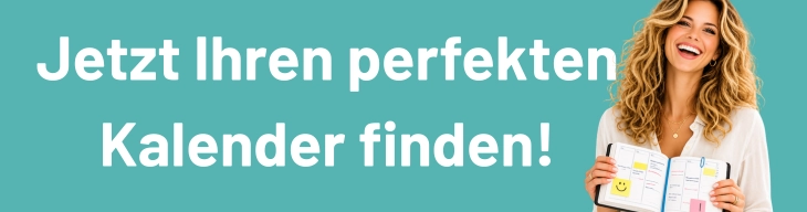 Eine Frau hält einen Kalender in die Kamera.