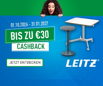 Eine Frau guckt hinter blauem Hintergrund hervor und schaut auf einen Tisch und Hocker.