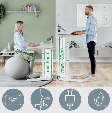 Eine Frau sitzt an einem höhenverstellbaren Tisch auf einem Balanceball, während ein Mann an einem auf 130 cm eingestellten Tisch im Stehen arbeitet.