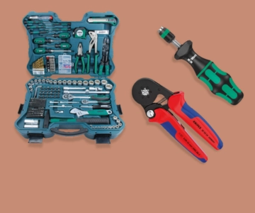 Werkzeuge vor braunem Hintergrund.